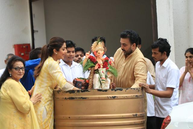 Shilpa Shetty and husband Raj Kundra immerse the Ganpati idol in a tub filled with water. (Varinder Chawla) Shilpa Shetty and husband Raj Kundra immerse the Ganpati idol in a tub filled with water. (Varinder Chawla)