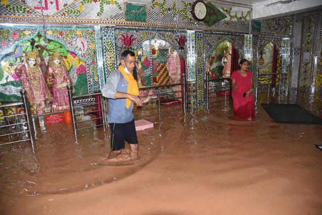A temple inundated at Khuda Lahora in Chandigarh on Sunday. Residents said sewage got mixed with water overflowing from Patiala Ki Rao. (Keshav Singh/HT)