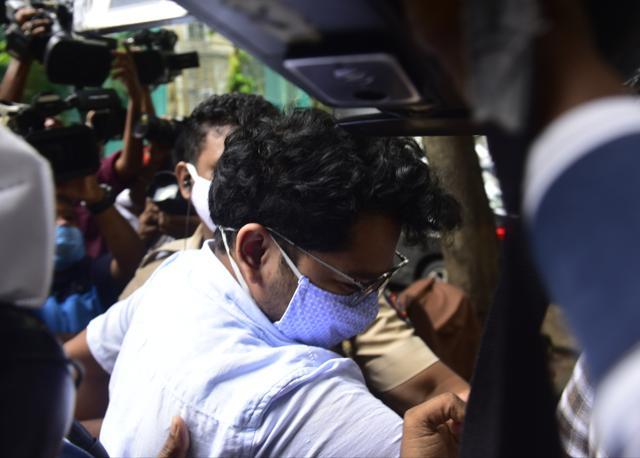 Sushant Singh Rajput's roommate Siddharth Pithani reaches ED office at Ballard Estate in Mumbai. (Anshuman Poyrekar/HT Photo)
