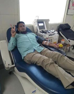 Ludhiana Special Branch assistant sub-inspector (ASI) Dinesh Kumar donating plasma at Dayanand Medical College and Hospital (DMCH) in Ludhiana on Tuesday. (HT Photo) Ludhiana Special Branch assistant sub-inspector (ASI) Dinesh Kumar donating plasma at Dayanand Medical College and Hospital (DMCH) in Ludhiana on Tuesday. (HT Photo)