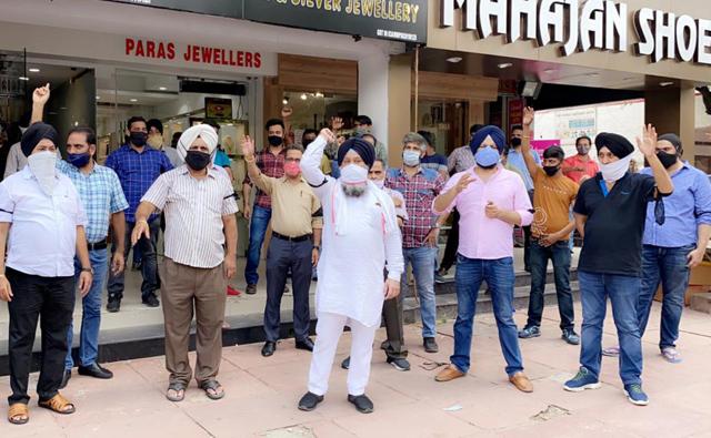Shopkeepers protesting against the government in Phase 7 market (HT photo) Shopkeepers protesting against the government in Phase 7 market (HT photo)