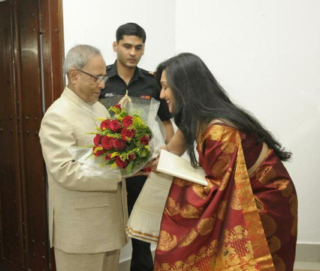 Rituparna Sengupta had met late Pranab Mukherjee on a number of occasions, including the time when she screened her movie Muktodhara at the Rashtrapati Bhavan in 2013. Rituparna Sengupta had met late Pranab Mukherjee on a number of occasions, including the time when she screened her movie Muktodhara at the Rashtrapati Bhavan in 2013.