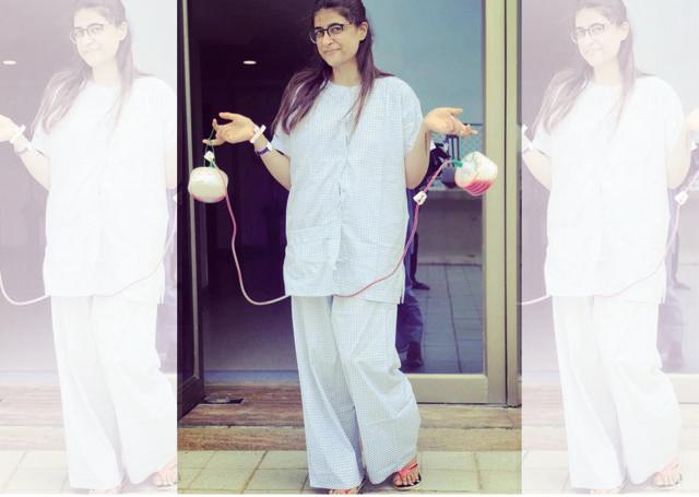 Tahira’s iconic photo clicked during her breast cancer treatment where she refers to the drains as “dumbbells”! Tahira’s iconic photo clicked during her breast cancer treatment where she refers to the drains as “dumbbells”!