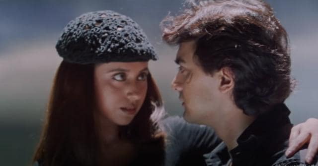 Urmila Matondkar in a black beret in a song from Rangeela. (Eros Now/YouTube) Urmila Matondkar in a black beret in a song from Rangeela. (Eros Now/YouTube)