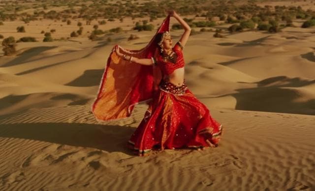 Urmila Matondkar in a burnt orange lehenga-choli from Rangeela. (Eros Now/YouTube) Urmila Matondkar in a burnt orange lehenga-choli from Rangeela. (Eros Now/YouTube)