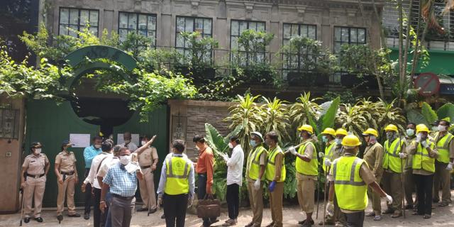 BMC workers outside Kangana’s office in Mumbai. (Varinder Chawla) BMC workers outside Kangana’s office in Mumbai. (Varinder Chawla)