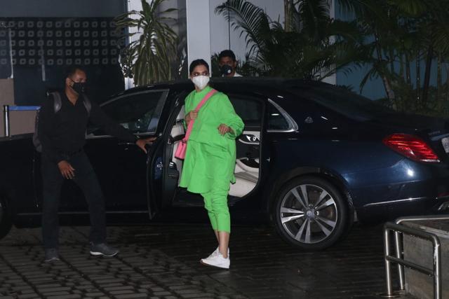 Deepika Padukone at airport. (Varinder Chawla) Deepika Padukone at airport. (Varinder Chawla)