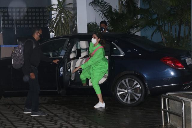 Deepika Padukone getting off her car at Kalina airport. (Varinder Chawla) Deepika Padukone getting off her car at Kalina airport. (Varinder Chawla)