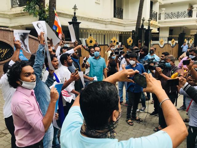A group of people were seen protesting against Kangana Ranaut outside her residence. (Varinder Chawla) A group of people were seen protesting against Kangana Ranaut outside her residence. (Varinder Chawla)