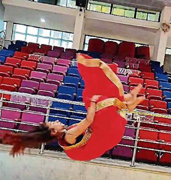 Parul Arora amazed everyone by executing a front flip in a sari Parul Arora amazed everyone by executing a front flip in a sari