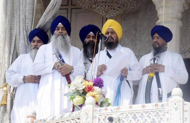 Akal Takht acting jathedar publicly punishes SGPC chief over missing ...