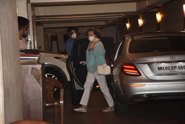 Babita arrives at Kareena Kapoor’s residence. (Varinder Chawla) Babita arrives at Kareena Kapoor’s residence. (Varinder Chawla)