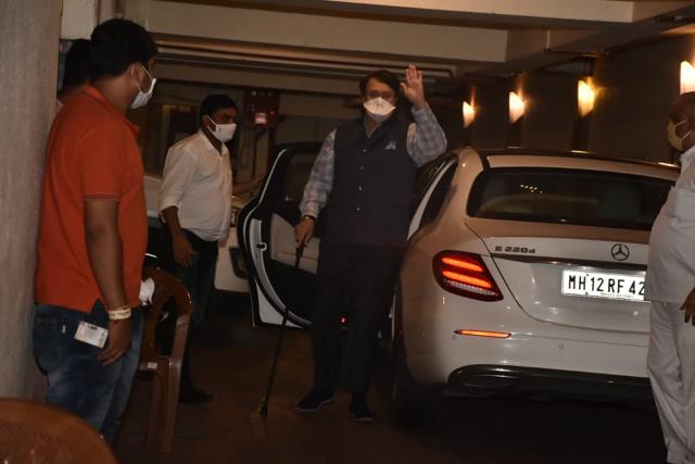 Randhir Kapoor greets reporters. (Varinder Chawla) Randhir Kapoor greets reporters. (Varinder Chawla)