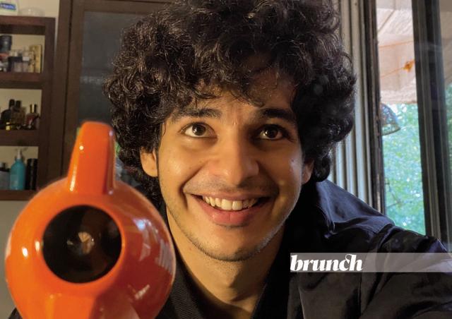 Ishaan is happy with himself after cracking some trippy pictures using a Nickelodeon trophy! (Ishaan Khatter) Ishaan is happy with himself after cracking some trippy pictures using a Nickelodeon trophy! (Ishaan Khatter)