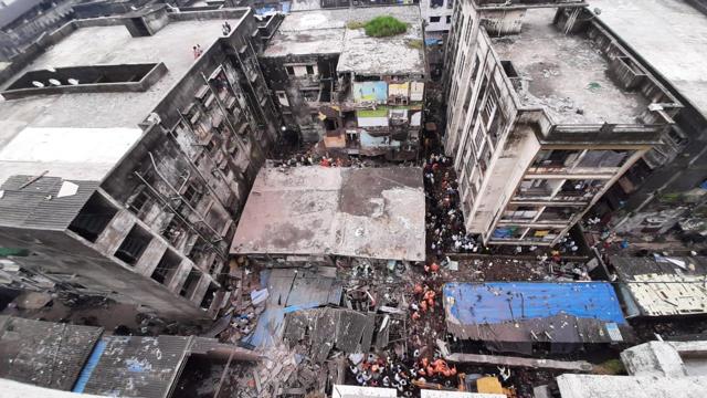 The building collapsed at around 3:40 am. (Praful Gangurde/ HT photo) The building collapsed at around 3:40 am. (Praful Gangurde/ HT photo)