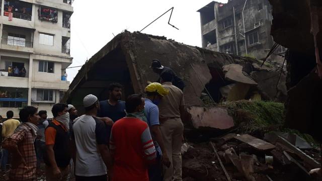A team of police and NDRF search for trapped persons under the debris. (Praful Gangurde/ HT photo) A team of police and NDRF search for trapped persons under the debris. (Praful Gangurde/ HT photo)