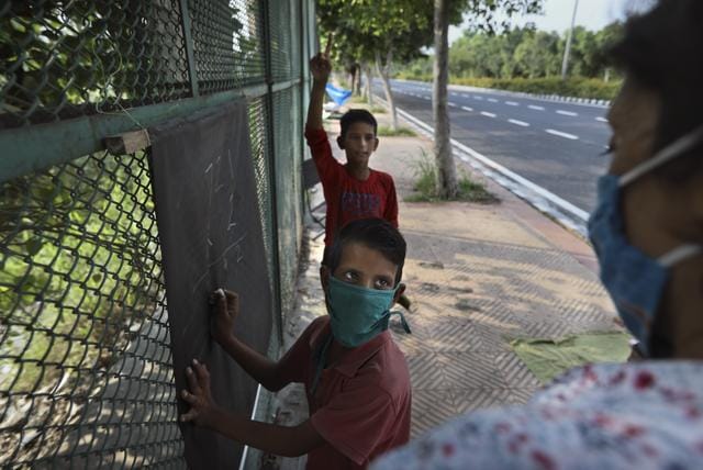 Veena Gupta takes a class for underprivileged children on a sidewalk in New Delhi, India, on Sept. 3, 2020. (AP) Veena Gupta takes a class for underprivileged children on a sidewalk in New Delhi, India, on Sept. 3, 2020. (AP)