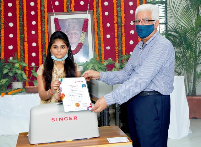 Sewing machines were given to the women from the economically weaker section of the society (HT Photo) Sewing machines were given to the women from the economically weaker section of the society (HT Photo)