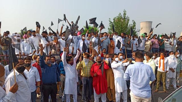 Congress activists showing black flags to oppose the Akali leaders, who they accused of being anti-farmer. (Sanjeev Kumar/HT)