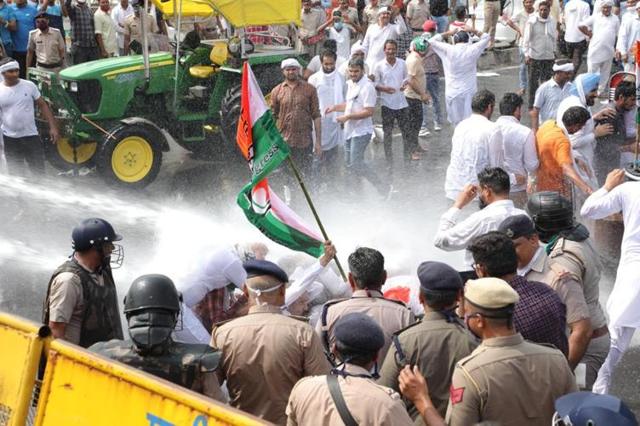 Youth Congress activists being prevented to enter Delhi on tractors by Haryana Police. (HT Photo) Youth Congress activists being prevented to enter Delhi on tractors by Haryana Police. (HT Photo)