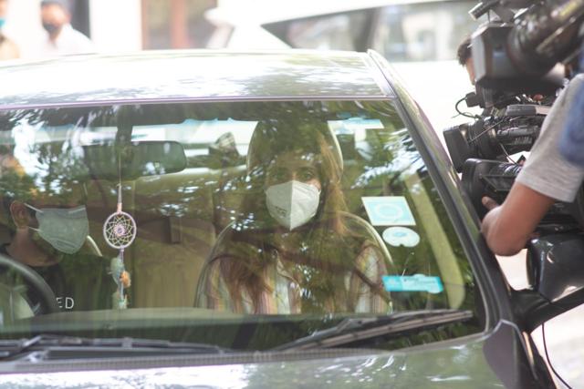 Simone arriving in her car. (Pratik Chorge/Hindustan Times) Simone arriving in her car. (Pratik Chorge/Hindustan Times)