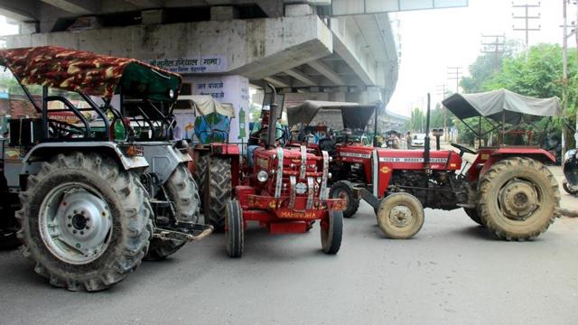 Dehradun: Bhartiya Kissan Union (Tomar) stage a protest against the bills at ISBT, put their tractors on the road. (Paras Negi/HT Photo)