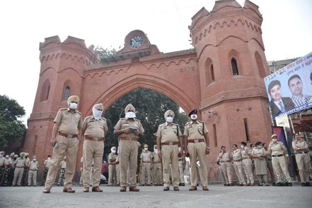 Punjab Police personnel deployed outside Hall Gate in Amritsar on Friday. (Sanjeev Sehgal/HT) Punjab Police personnel deployed outside Hall Gate in Amritsar on Friday. (Sanjeev Sehgal/HT)