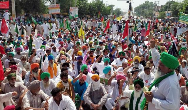 A farmer leader addressing protesters in Mansa on Friday. (Sanjeev Kumar/HT) A farmer leader addressing protesters in Mansa on Friday. (Sanjeev Kumar/HT)