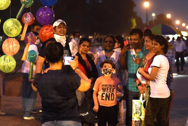 Say cheese to a fun picture, and cherish the memories of family time at open places in the city, just like the ’90s. (PHOTO: Arvind Yadav/HT ) Say cheese to a fun picture, and cherish the memories of family time at open places in the city, just like the ’90s. (PHOTO: Arvind Yadav/HT )
