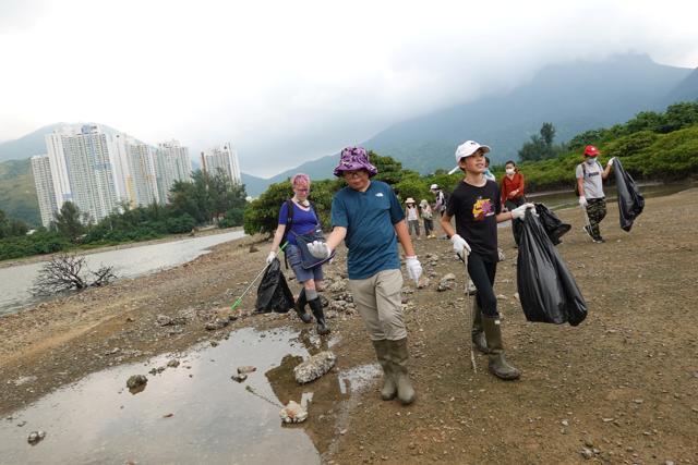 Climate activists Rose Netherton, 36, Lance Lau, 11, and Elise Hon, 11, take part in a climate strike and a beach clean-up with other participants at San Tau Beach on Lantau island in Hong Kong. (REUTERS) Climate activists Rose Netherton, 36, Lance Lau, 11, and Elise Hon, 11, take part in a climate strike and a beach clean-up with other participants at San Tau Beach on Lantau island in Hong Kong. (REUTERS)