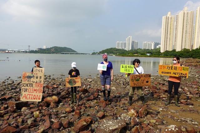 Lance Lau, 11, Elise Hon, 11, Rose Netherton, 36, and other climate activists hold placards as they pose for pictures during a climate strike and a beach clean-up at San Tau Beach on Lantau island in Hong Kong. (REUTERS) Lance Lau, 11, Elise Hon, 11, Rose Netherton, 36, and other climate activists hold placards as they pose for pictures during a climate strike and a beach clean-up at San Tau Beach on Lantau island in Hong Kong. (REUTERS)