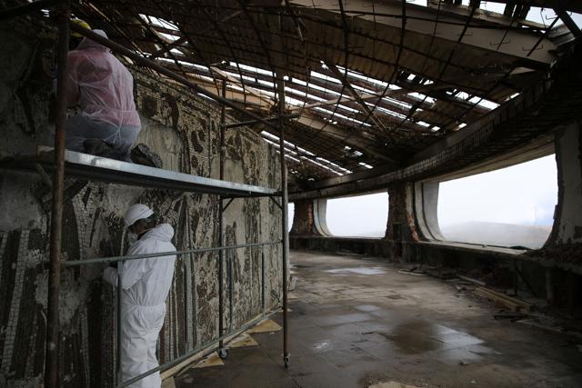 Restorers work on the mosaics inside the Buzludzha monument at Buzludzha peak, in Stara Planina mountain, Bulgaria, September 29, 2020. (REUTERS) Restorers work on the mosaics inside the Buzludzha monument at Buzludzha peak, in Stara Planina mountain, Bulgaria, September 29, 2020. (REUTERS)