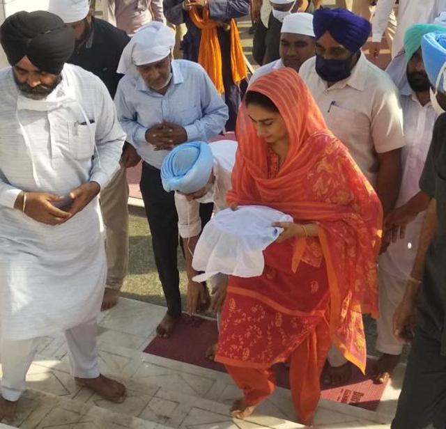Shiromani Akali Dal Bathinda MP Harsimrat Kaur Badal paying obeisance at Takht Damdama Sahib in Talwandi Sabo before launching the march for farmers’ rights on Thursday. (Sanjeev Kumar/HT) Shiromani Akali Dal Bathinda MP Harsimrat Kaur Badal paying obeisance at Takht Damdama Sahib in Talwandi Sabo before launching the march for farmers’ rights on Thursday. (Sanjeev Kumar/HT)