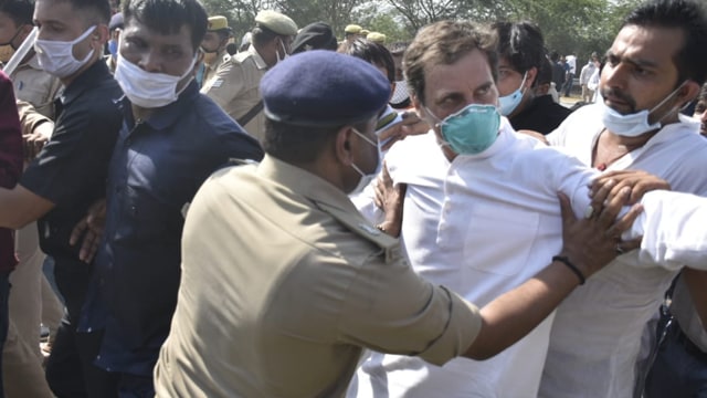 Congress leader Rahul Gandhi being held back by the policemen. (Hindustan)