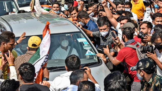 Rahul Gandhi and Priyanka Gandhi’s convoy on its way to Hathras (Biplov Bhuyan/ Hindustan Times)