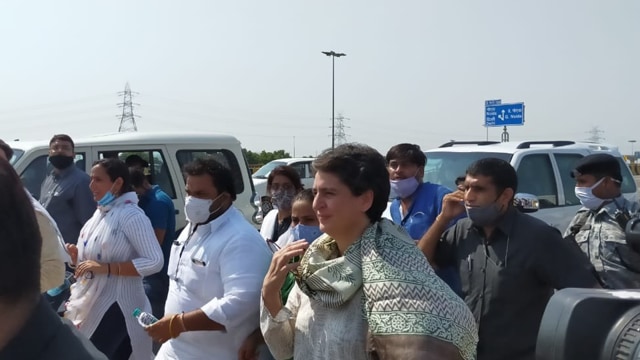 Priyanka Gandhi set off on foot to meet the family of Hathras gangrape victim. (Hindustan)
