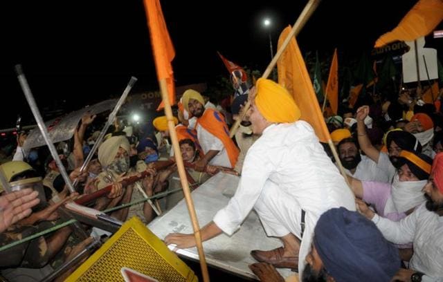 Akali activists clash with police when they were not allowed to enter Chandigarh. (Ravi Kumar/HT) Akali activists clash with police when they were not allowed to enter Chandigarh. (Ravi Kumar/HT)