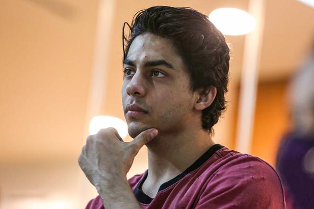 Shah Rukh Khan Son Aryan Are Deep In Conversation As They Watch Ipl 2020 Match Between Kkr And Rcb See Pics Hindustan Times Bollywoodinsight #shahrukhkhan #ipl2020 shah rukh khan on wednesday was spotted watching ipl match between kolkata. shah rukh khan son aryan are deep in