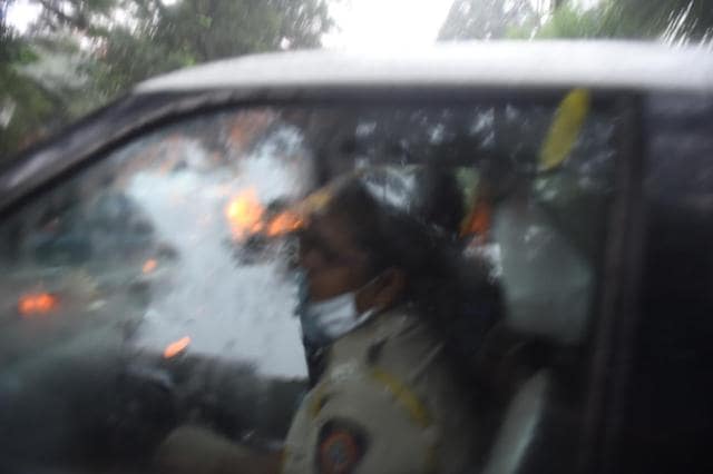 Police officials arrive at Vivek Oberoi’s house in Mumbai. (Varinder Chawla) Police officials arrive at Vivek Oberoi’s house in Mumbai. (Varinder Chawla)