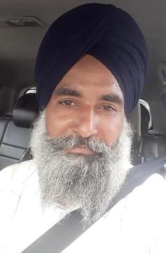 Hardeep Singh charges 
₹1,000 per acre from the farmers for management and transportation of crop residue. (HT Photo )