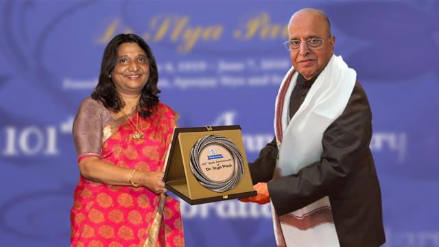 Mrs Sushma Paul Berlia giving memento to the Chief Guest Dr Krishnaswamy Kasturirangan ji(Padma Vibhushan) Mrs Sushma Paul Berlia giving memento to the Chief Guest Dr Krishnaswamy Kasturirangan ji(Padma Vibhushan)