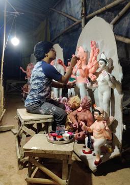 An artist giving final touches to the idols. (Photo: Etti Bali/HT) An artist giving final touches to the idols. (Photo: Etti Bali/HT)
