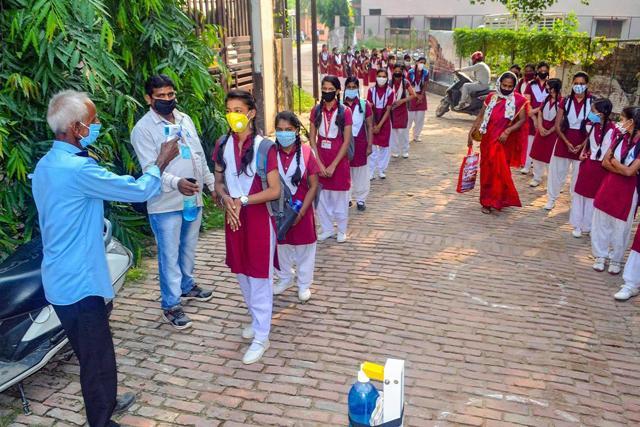 Varanasi: Students undergo thermal screening (PTI) Varanasi: Students undergo thermal screening (PTI)