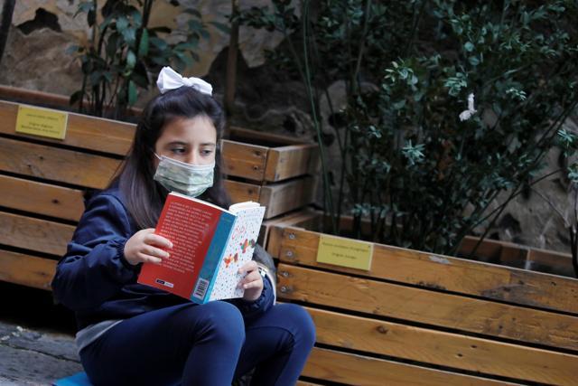 A girl looks on as Naples school teacher Pamela Buda holds her lessons. (REUTERS)