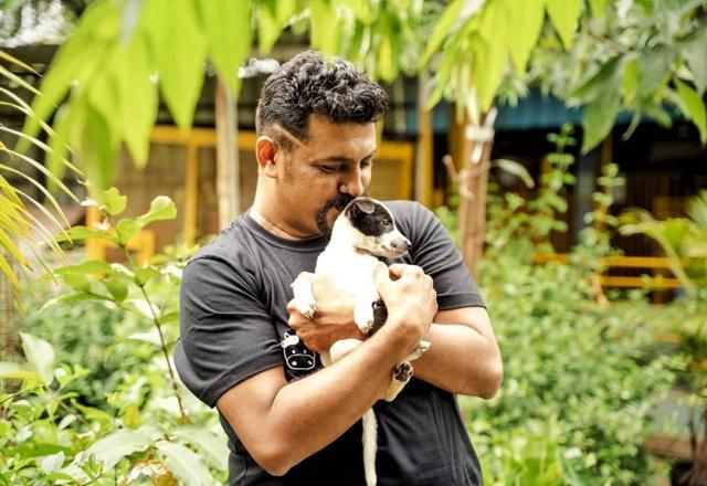 Raghu Dixit with his late dog Thunti Raghu Dixit with his late dog Thunti
