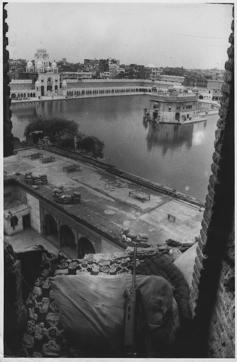 A loop hole on the minaret covering Harmandir Sahib and Parkarma on 10 July, 1984. (HT Photo)