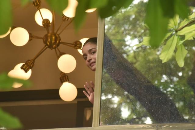Alia Bhatt greets paparazzi at her residence. (Varinder Chawla) Alia Bhatt greets paparazzi at her residence. (Varinder Chawla)
