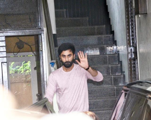 Ranbir Kapoor greets the paparazzi. (Varinder Chawla) Ranbir Kapoor greets the paparazzi. (Varinder Chawla)