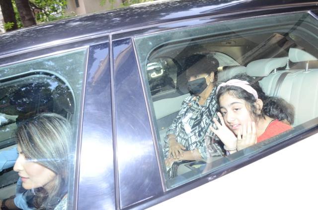 Riddhima Kapoor, Neetu Kapoor and Samara at Alia Bhatt’s residence. (Varinder Chawla) Riddhima Kapoor, Neetu Kapoor and Samara at Alia Bhatt’s residence. (Varinder Chawla)