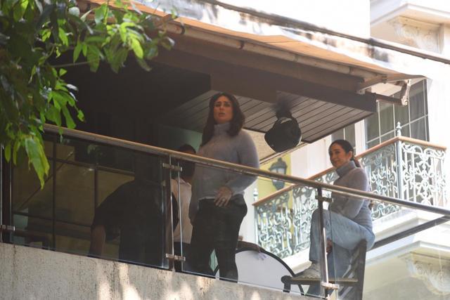 Kareena Kapoor spots the paparazzi. (Varinder Chawla) Kareena Kapoor spots the paparazzi. (Varinder Chawla)